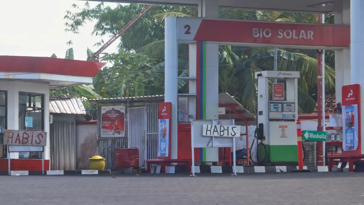 STOK KOSONG: Nozzle SPBU di Dusun Curahketangi, Desa Setail, Kecamatan Genteng kosong, Kamis (25/6). (Salis Ali/Radar Banyuwangi)