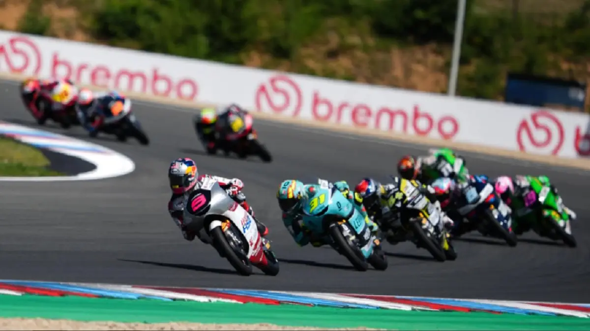 Veda Ega Pratama (depan) harus menjaga konsistensi penampilan di lap terakhir Moto3. (Foto: Honda Team Asia)