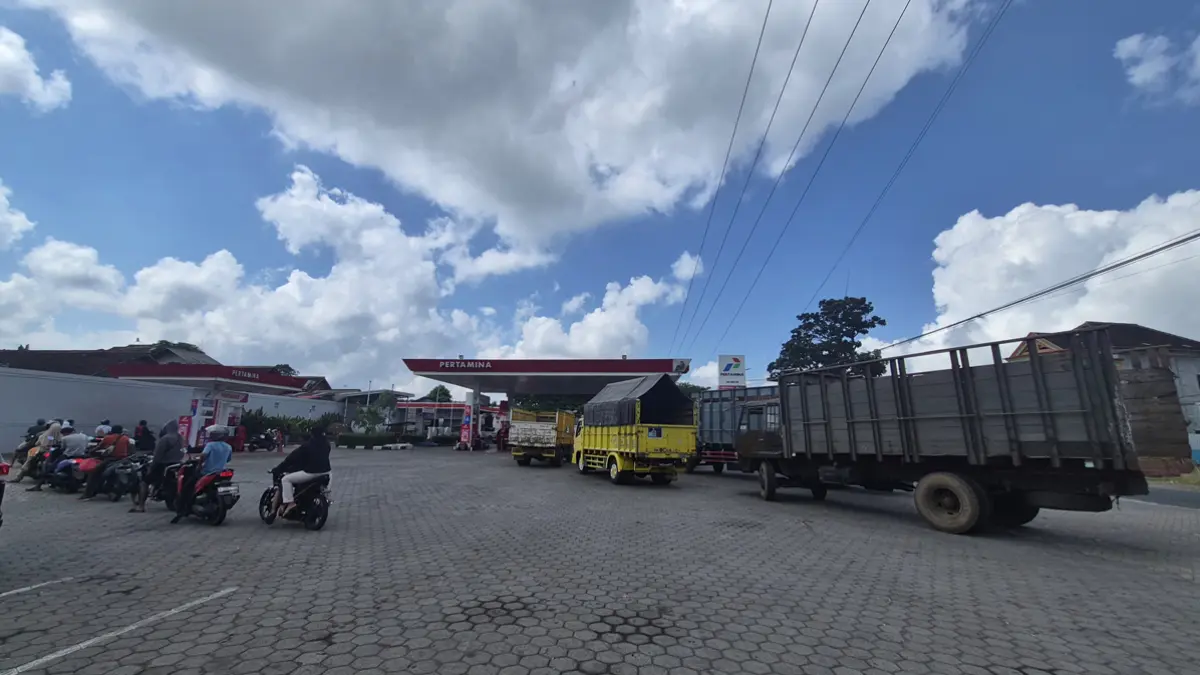 ANTRE: Sejumlah teuk mengantre bbm solar di SPBU Krikilan, Kecamatan Glenmore. (Salis Ali/Radar Banyuwangi)