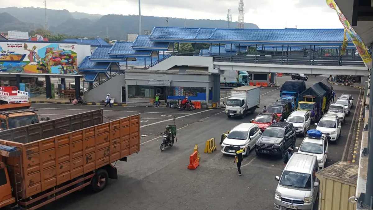 Antrean kendaraan di Pelabuhan Ketapang berangsur normal. (Fredy Rizki/Radar Banyuwangi)