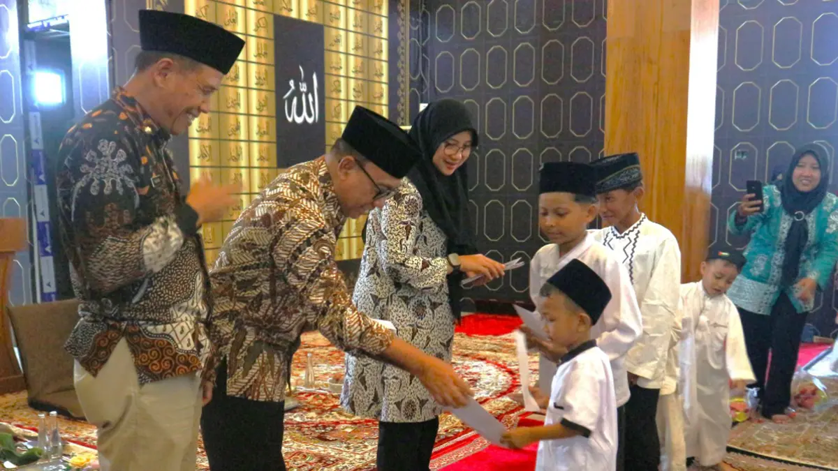 Bupati Ipuk Fiestiandani bersama Wabup Mujiono dan Sekkab Suyanto Waspo Tondho Wicaksono memberikan santunan kepada 20 anak yatim di Masjid Babussalam Kantor Pemkab Banyuwangi pada Kamis sore (25/6). (Foto: Baznas Banyuwangi)