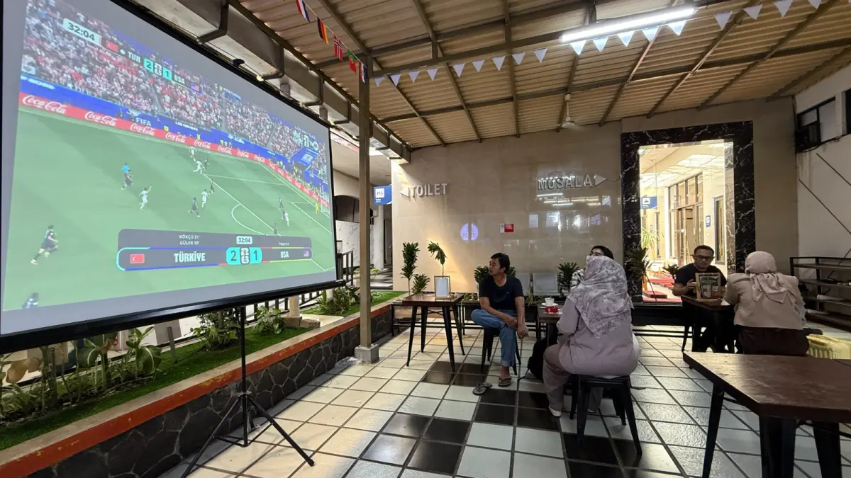Libur sekolah yang bertepatan dengan Piala Dunia 2026 meningkatkan aktivitas di Stasiun Surabaya Gubeng. (KAI)