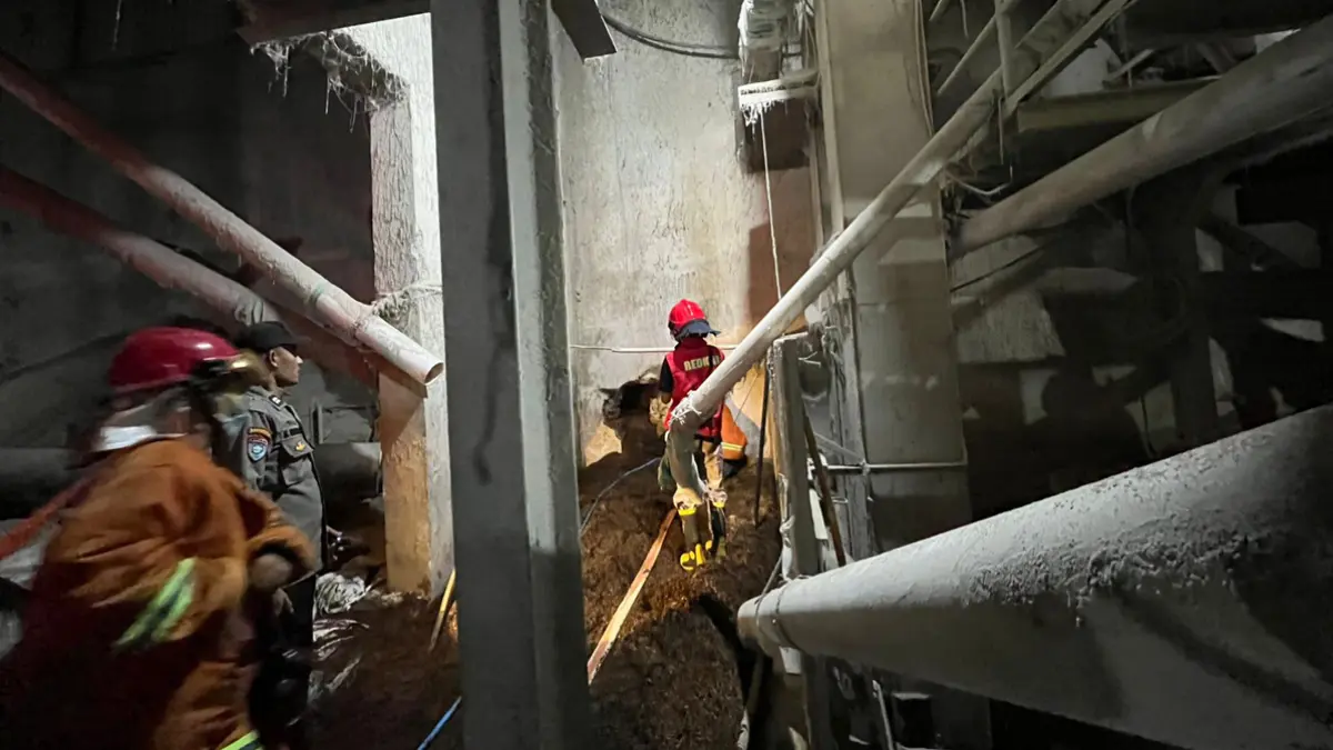 Petugas Damkarmat bersama kepolisian memadamkan api di gudang sekam penggilingan padi Desa Cantuk, Kecamatan Singojuruh pada Kamis malam (25/6). (Achmad Rudy for Radar Banyuwangi)