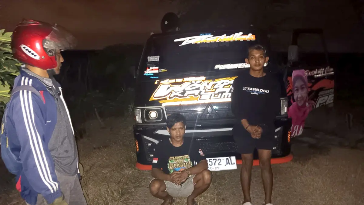 Petugas Perhutani mengamankan dua orang dan puluhan kayu jati tanpa surat di Dusun Gebangkandel, Desa Sumbersari, Kecamatan Purwoharjo pada Kamis malam (25/6). (Sugeng Wahono for Radar Banyuwangi)