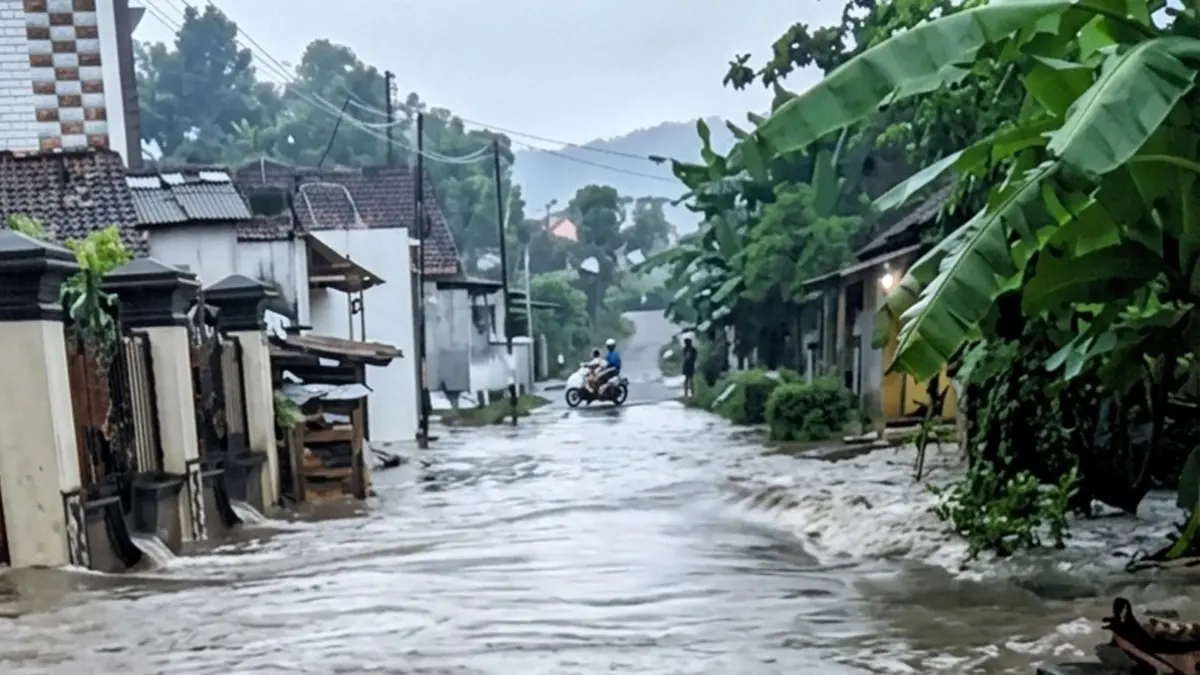 TERENDAM: Jalanan Dusun Tlogosari, Desa Jambewangi, Kecamatan Sempu terendam luapan air sungai Sungai Suromenojo, Jumat (26/6). (Tangkapan Layar)