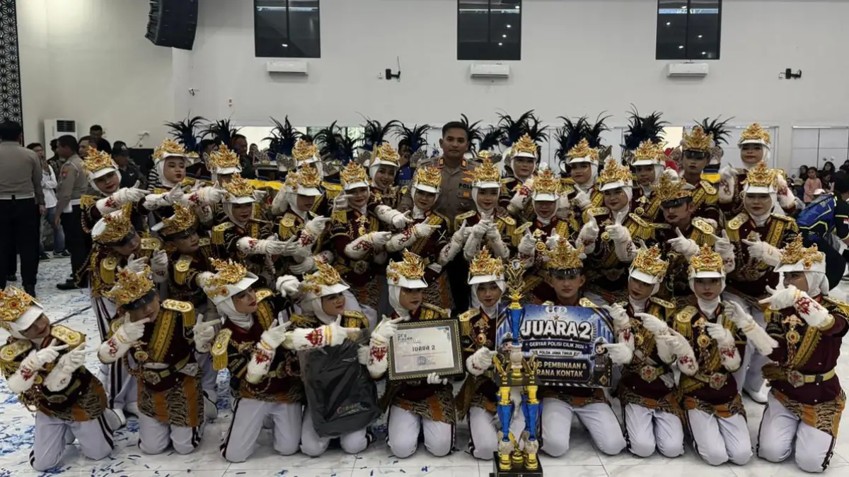 Tim Pocil Polresta Banyuwangi menunjukkan piala dan sertifikat Juara II Gebyar Pocil Jatim 2026 di Surabaya. (Humas Polresta Banyuwangi)