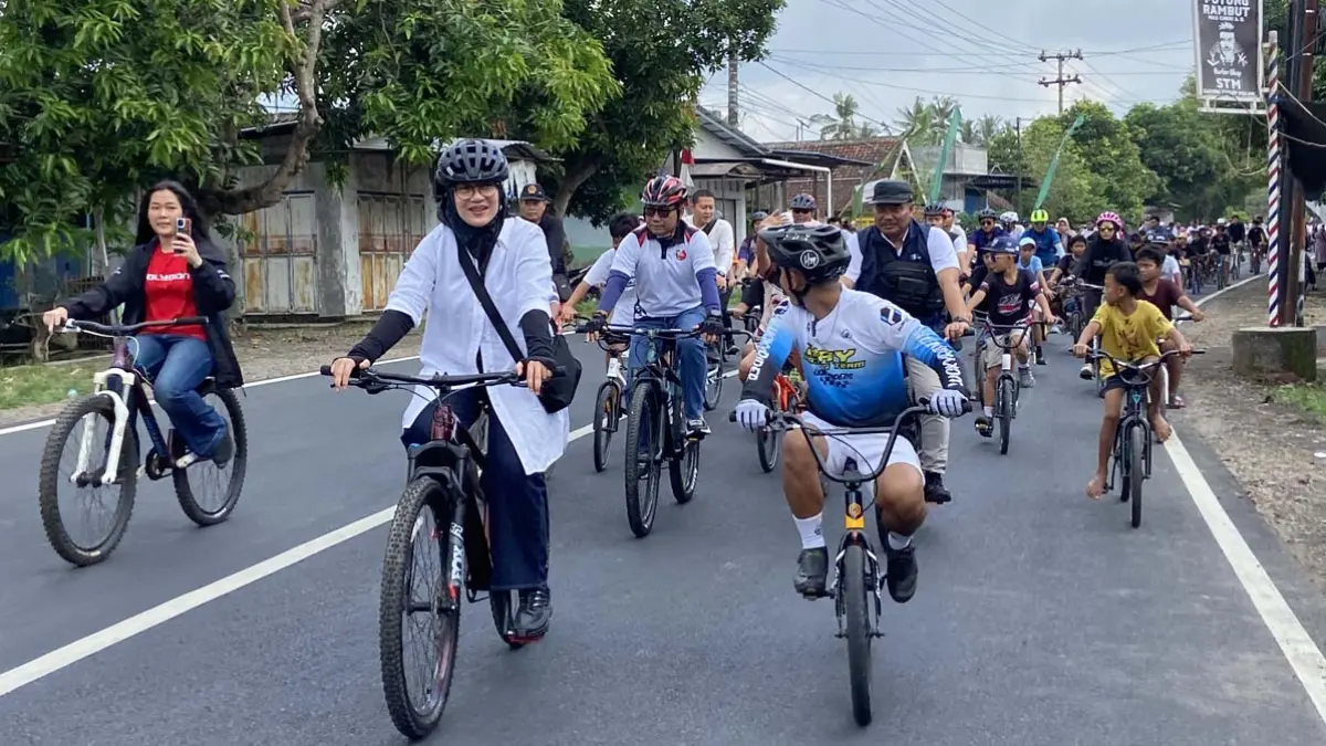 Bupati Ipuk Fiestiandani gowes bareng warga dari RTH Blambangan menuju Sirkuit Internasional BMX Muncar, Sabtu (27/6). (Aufa for Radar Banyuwangi)