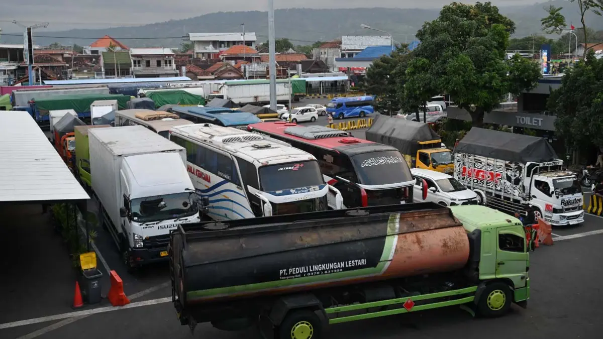 BUS DAN TRUK ANTRE: Digitalisasi SPB tak lagi diterapkan di lintasan Ketapang-Gilimanuk karena dianggap sebagai pemicu kemacetan panjang. (Ramada Kusuma/Radar Banyuwangi)