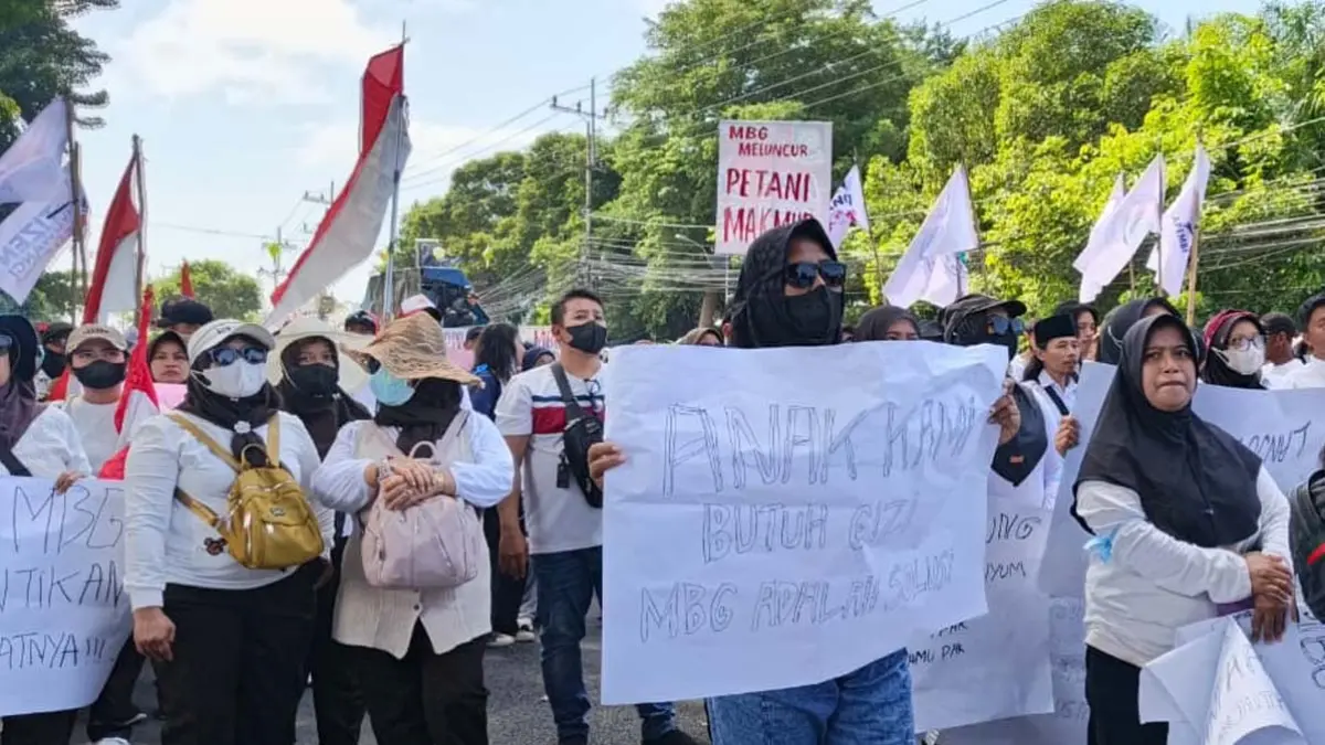 Ibu-ibu ikut demo mendukung keberlanjutan program MBG dengan sasaran kantor DPRD dan depan kantor Pemkab Banyuwangi, Sabtu (27/6). (Ksatria Raya/Radar Banyuwangi)