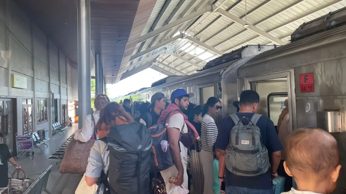 Lonjakan penumpang kereta api terjadi di wilayah KAI Daop 9 Jember selama libur sekolah dan akhir pekan. (KAI)