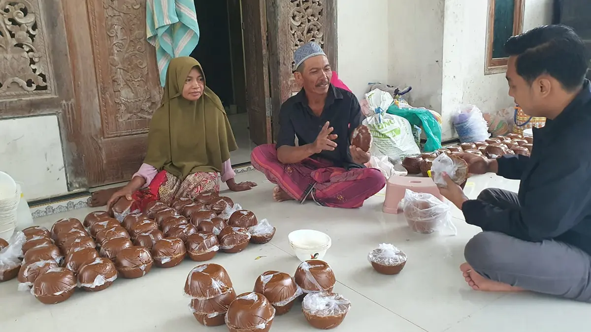 Rosidah, perajin gula merah asal Madura ini tumbuh pesat berkat dukungan KUR BRI. (Foto: BRI)