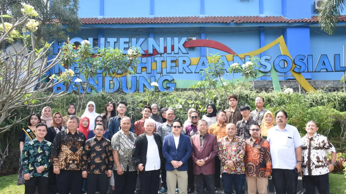 TERPILIH AKLAMASI: Sekdaprov Jatim Adhy Karyono (tengah depan)  saat terpilih sebagai Ketua UMUM DPP IKA STKS-Poltekesos periode 2026-2030 pada Munas VI IKA STKS-Poltekesos di Kampus Poltekesos Jalan  Ir H Juanda 367 Bandung, Sabtu (27/6). (ISTIMEWA)