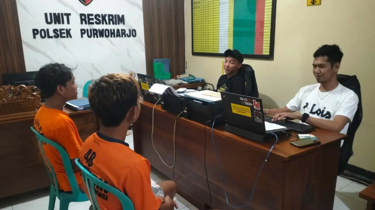 BEDA KASUS: AHB dan RA menjalani pemeriksaan di Mapolsek Purwoharjo. (Agus Suhartono for Radar Banyuwangi)