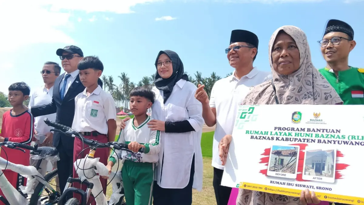 Bupati Ipuk Fiestiandani dan Ketua Baznas Banyuwangi Dwi Yanto bersama para penerima bantuan di sirkuit BMX Muncar pada Sabtu siang (27/6). (Baznas Banyuwangi)
