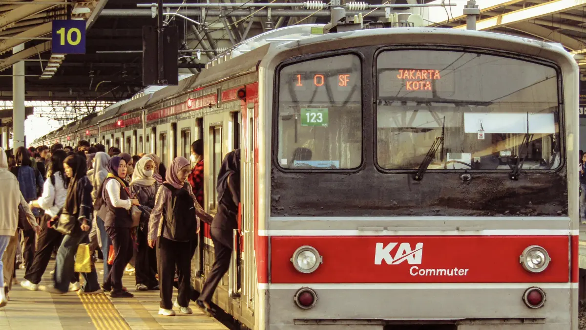 Kementerian Perhubungan mempercepat proyek elektrifikasi KRL Cikarang-Cikampek untuk memperluas layanan Jabodetabek. (Pexels/Faisal)