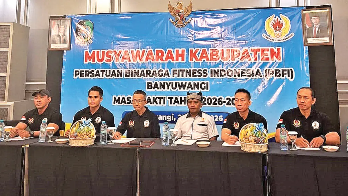 Mantan Sekkab Banyuwangi Guntur Priambodo (tiga dari kiri) resmi terpilih sebagai Ketua Persatuan Binaraga Fitness Indonesia (PBFI) Banyuwangi periode 2026-2031. (Foto: PBFI Banyuwangi)