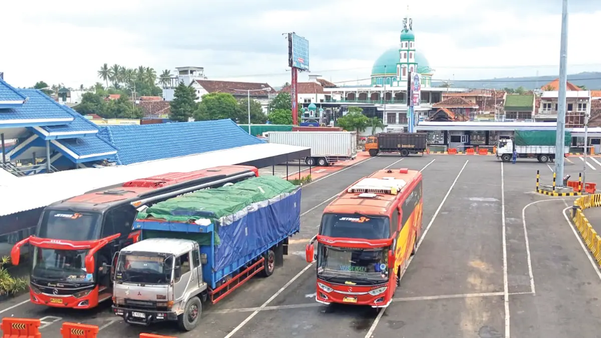 MULAI TERURAI: Kondisi Pelabuhan ASDP Ketapang pada Jumat lalu (26/6). (Fredy Rizki/Radar Banyuwangi)