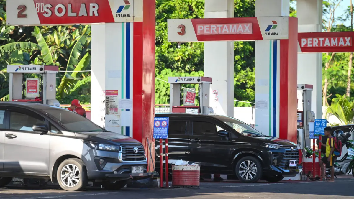 PASOKAN TERKENDALI: Sejumlah kendaraan mengisi BBM di SPBU Jalan Gajahmada Banyuwangi beberapa hari lalu (10/6). (Pertamina for Radar Banyuwangi)