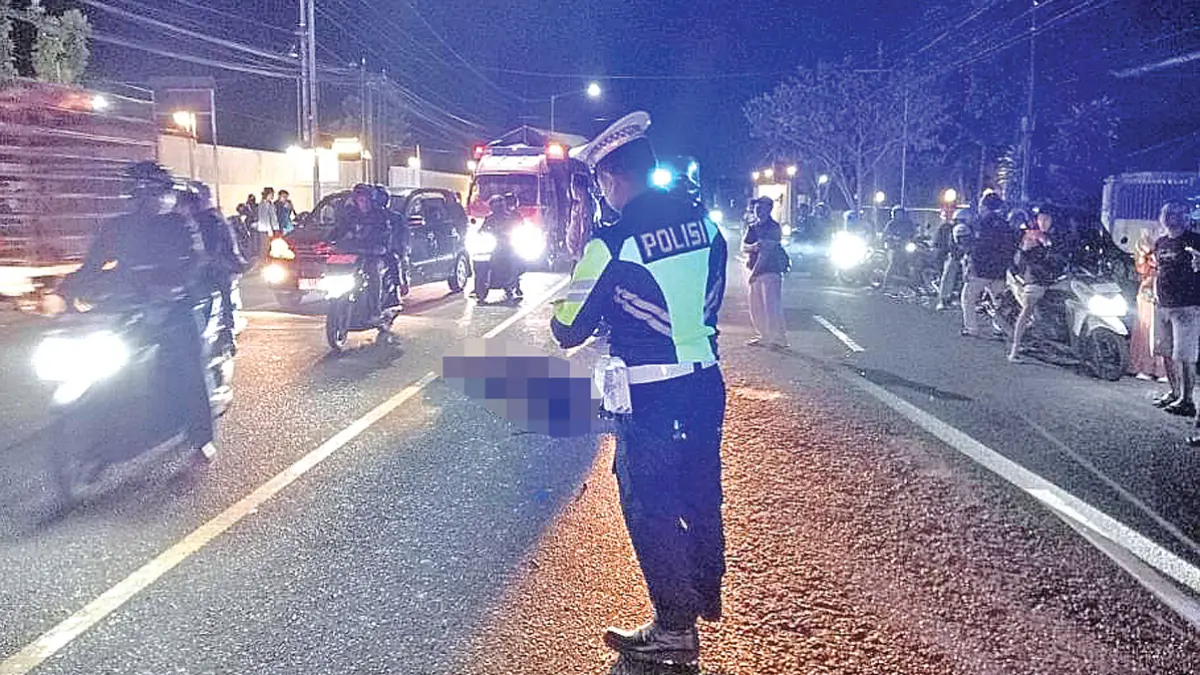 Personel Satlantas Polresta Banyuwangi saat melakukan olah TKP di jalan raya Jember, tepatnya di tempat praktik Dokter Wirianto, Kecamatan Kabat, Sabtu malam (27/6). (Foto: Satlantas Polresta Banyuwangi)