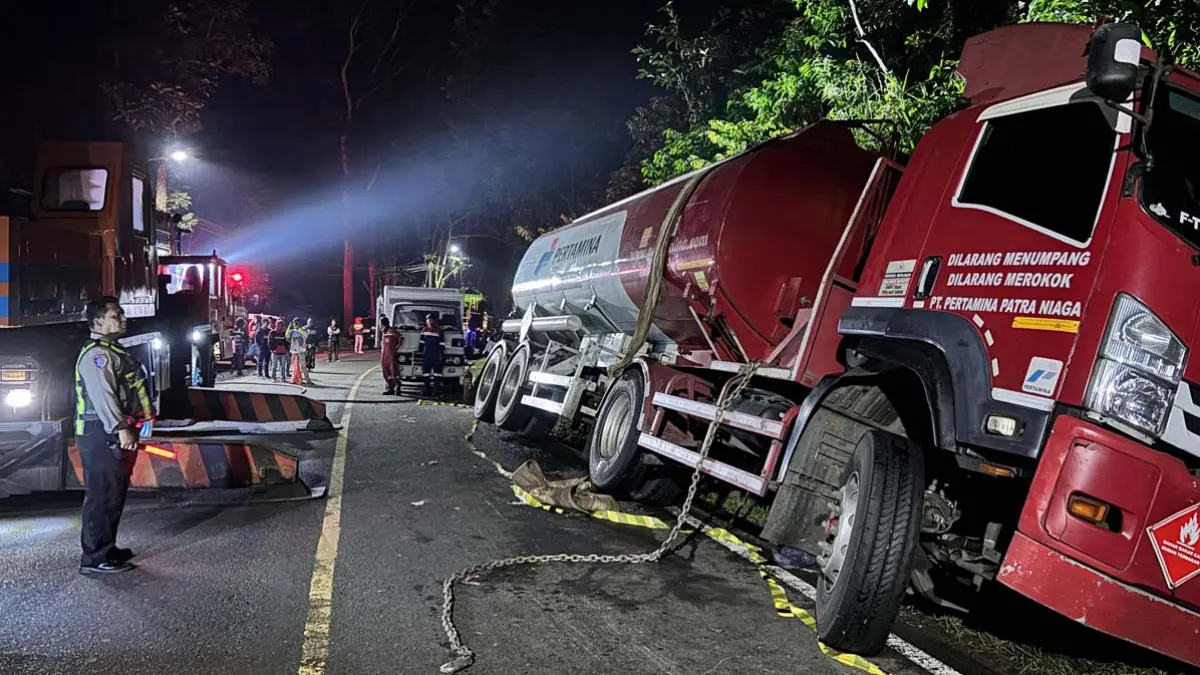 Proses evakuasi truk tangki BBM di jalur Gumitir, Dusun Barurejo, Desa Kalibarumanis, Kecamatan Kalibaru, Sabtu dini hari (27/6). (Arif for Radar Banyuwangi)