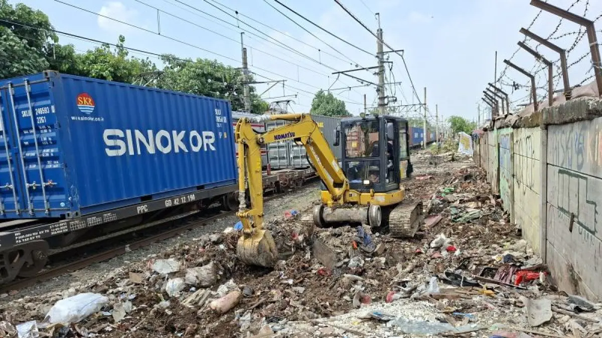 PT KAI Daop 1 Jakarta membongkar 38 lapak dan 57 bangunan liar di jalur Pasar Senen-Pasar Gaplok demi keselamatan perjalanan kereta api. (Antara)