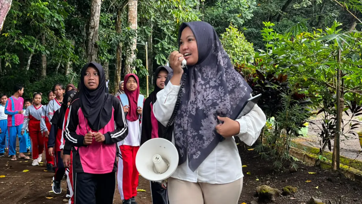Puluhan siswa SD asal Guslah 2 dan 4 Kecamatan Kabat diajak melihat langsung pohon-pohon yang tumbuh di kawasan Sumber Gedor sekaligus mendapat penjelasan tentang jenis pohon dan fungsinya. (Fredy Rizki/Radar Banyuwangi)