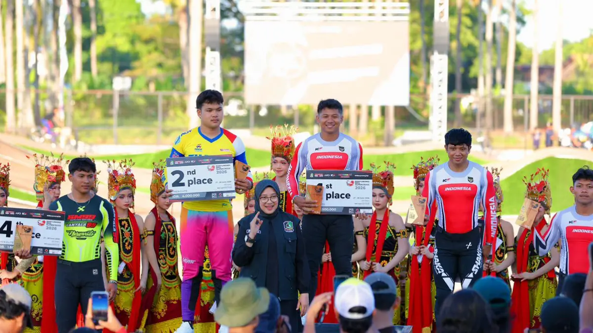 Rio Akbar tumbangkan juara Asia, Timnas Indonesia kawinkan gelar di Banyuwangi BMX Supercross 2026. (banyuwangikab.go.id)