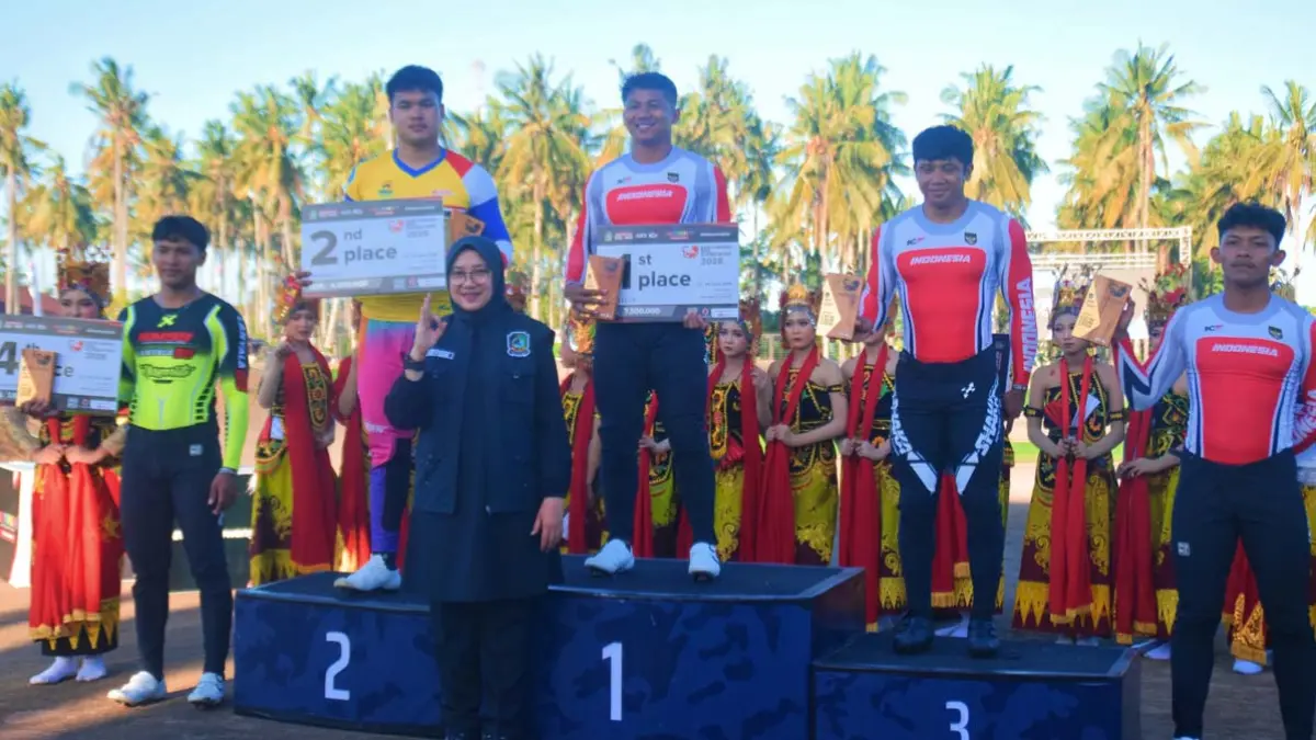 SANG JUARA: Bupati Ipuk bersama para pemenang Banyuwangi BMX Supercross 2026 kategori Men Elite. (Zamrozi Wahyu/Radar Banyuwangi)
