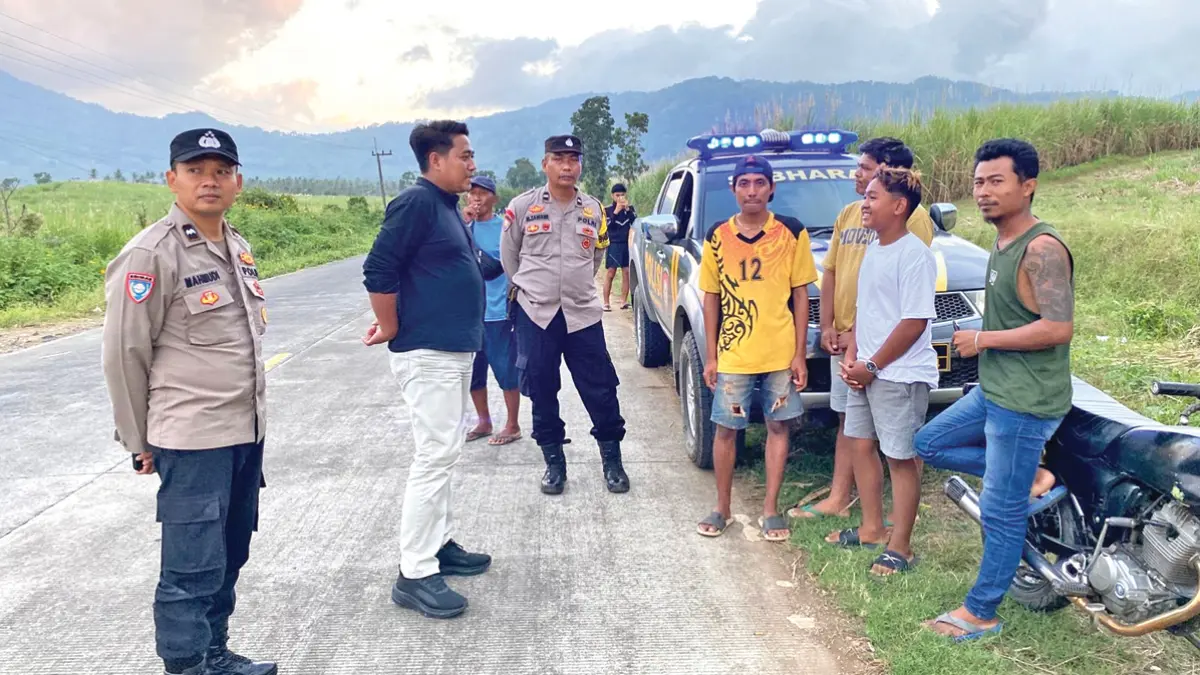 Jajaran Polsek Glenmore membubarkan gerombolan pemuda di Jalan Lintas Selatan (JLS) di wilayah Desa Karangharjo, Kecamatan Glenmore, Minggu (28/6). (Budi for Radar Banyuwangi)