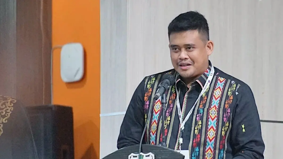 Masyarakat memberi upah-upah kepada Gubernur Sumut Bobby Nasution sebagai ungkapan syukur. (Medan JawaPos)