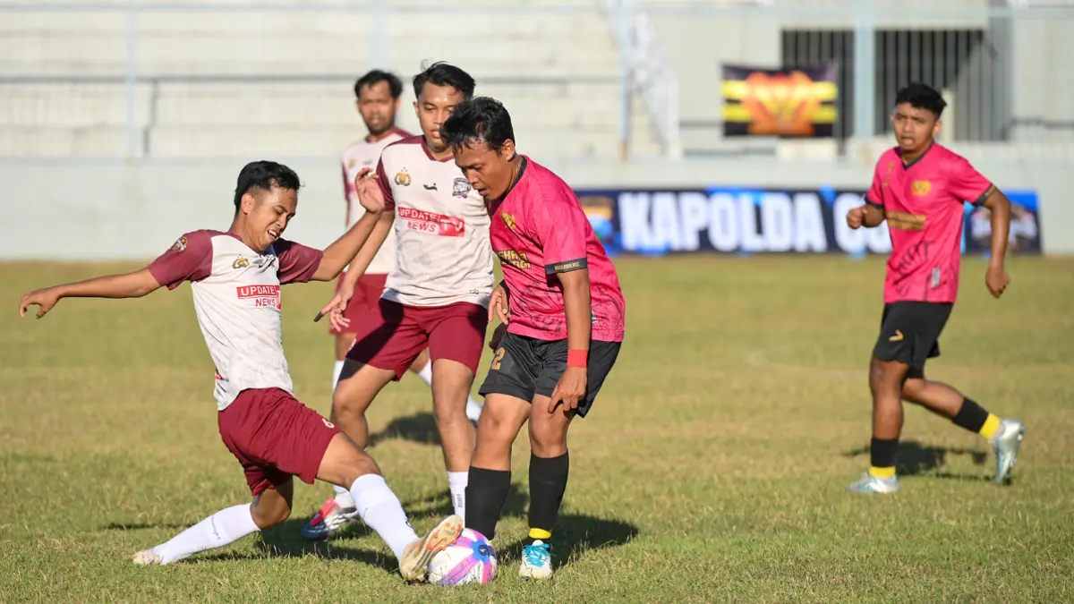 Pemain Polresta Banyuwangi (pink) mencoba melakukan tendangan ke gawang Polres Nganjuk pada laga di Stadion Diponegoro, Senin (29/6). (Ramada Kusuma/Radar Banyuwangi)