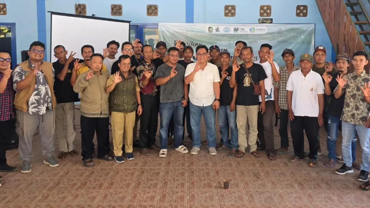 Petambak Banyuwangi foto bersama usai dibekali sistem tradisional plus untuk budidaya udang. (Syaifuddin Mahmud/Radar Banyuwangi)