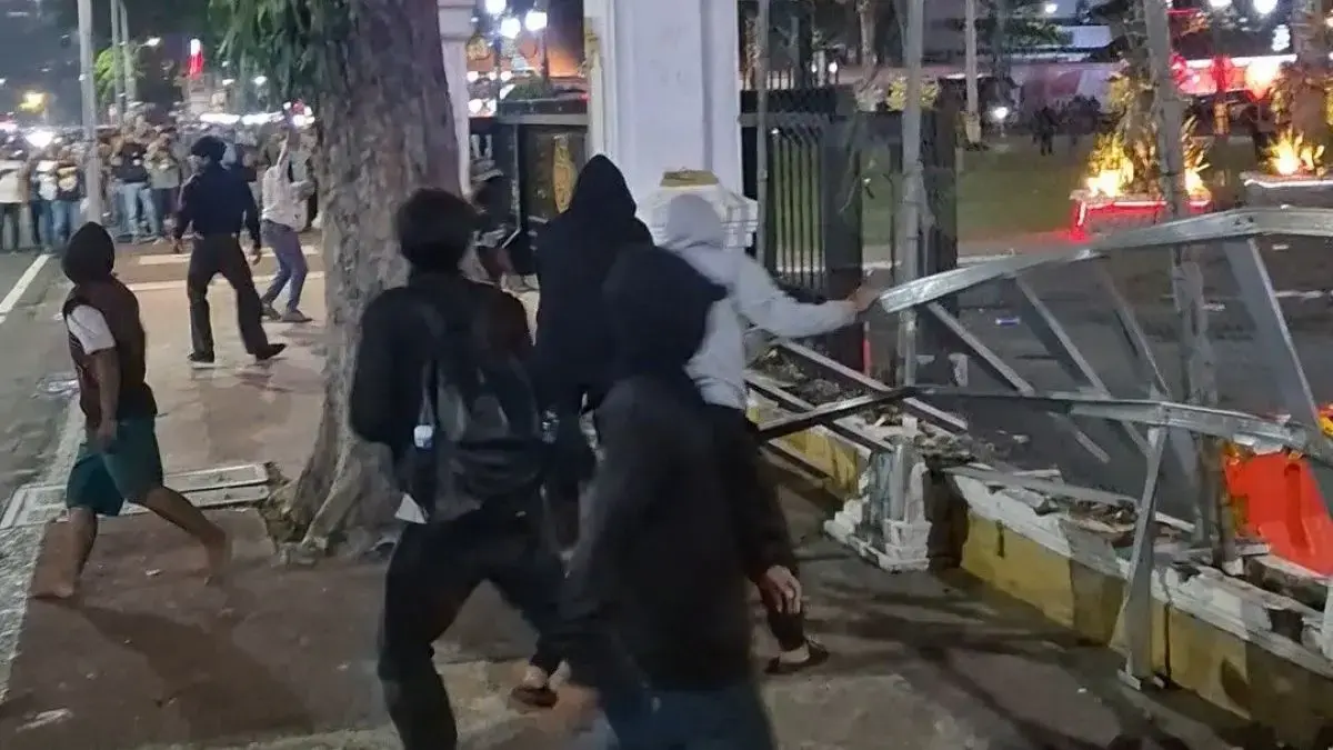 Polrestabes Surabaya tetapkan empat demonstran #IndonesiaSekarat, Jumat (26/6), menjadi tersangka karena merusak fasum di sekitar Gedung Grahadi. (Novia Herawati/JawaPos.com)
