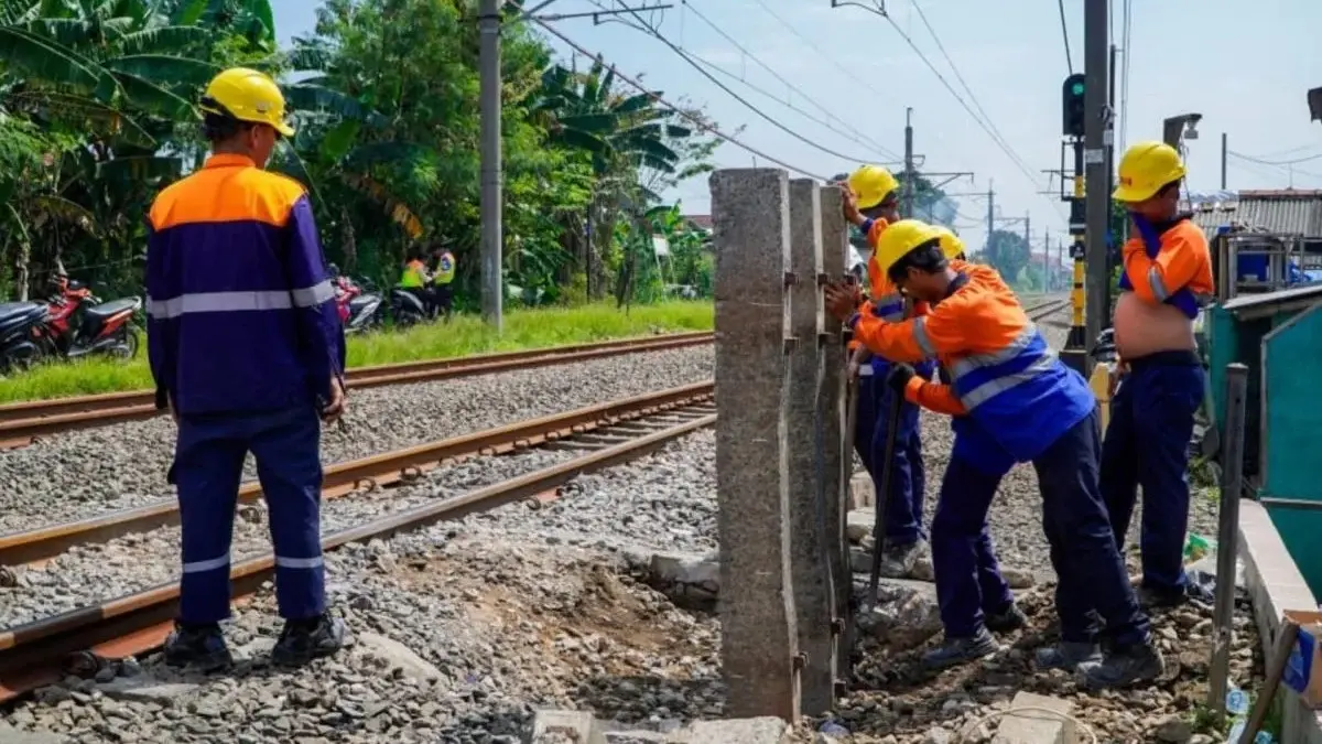 KAI Daop 1 Jakarta menutup 31 perlintasan liar setelah 34 kecelakaan terjadi di perlintasan sebidang hingga Juni 2026. (Antara)