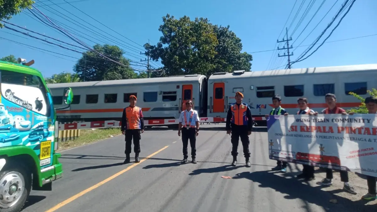 KAI Daop 9 Jember bersama Railfans OTC menggelar sosialisasi keselamatan di perlintasan kereta Banyuwangi. (KAI)