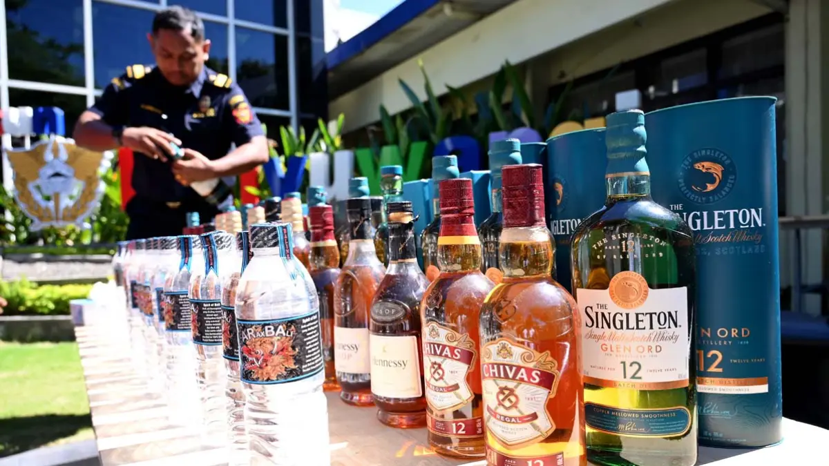 MERUGIKAN NEGARA: Ribuan liter minuman beralkohol ilegal dipajang di halaman Kantor Bea Cukai Banyuwangi untuk selanjutnya dimusnahkan, Senin (30/6). (Ramada Kusuma/Radar Banyuwangi)