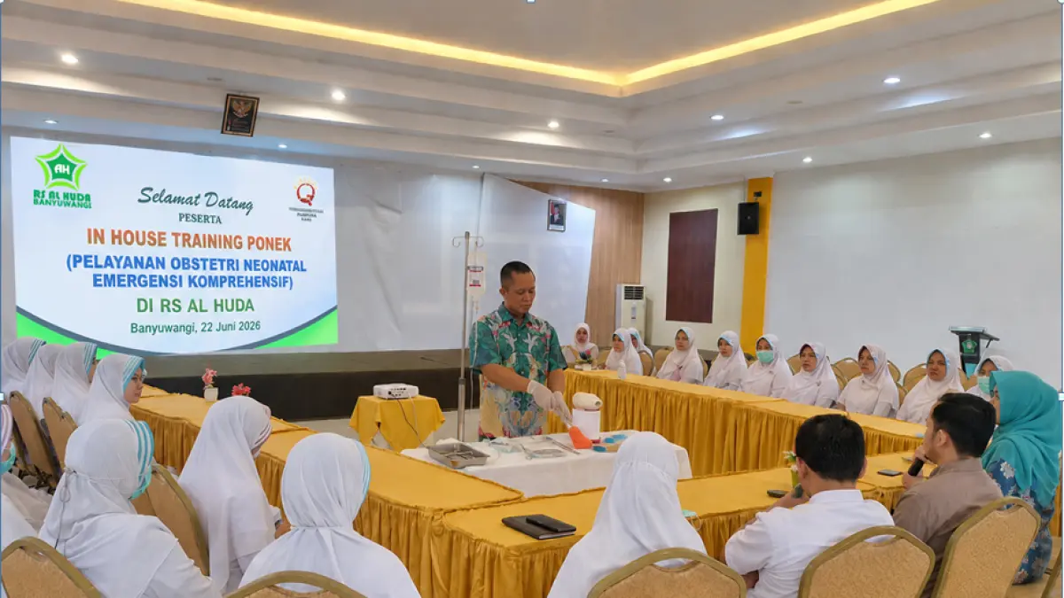 PELATIHAN: dr Wasilul Haq Sp OG melakukan simulasi pemasangan tampon kondom kateter untuk mengatasi perdarahan hebat pasca melahirkan.(RSAH untuk Raba)