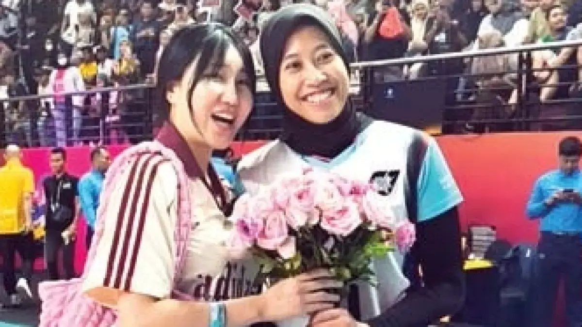 SAHABAT: Megawati Hangestri Pertiwi (kanan) dan Yeum Hye-seon di Jawa Pos Arena, Surabaya (4/4).(BAGUS PAMUNGKAS/JPG)