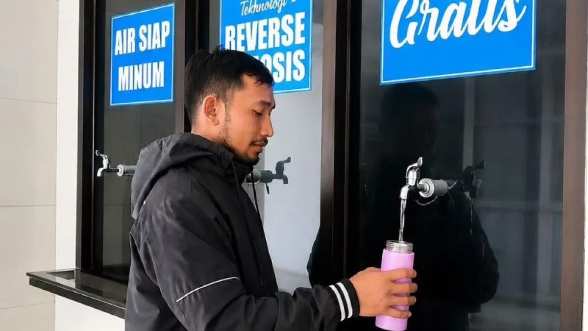 TAK BERBAYAR: Pengunjung mengisi ulang botol air minum yang dapat dimanfaatkan secara cuma-cuma di RSUD Genteng.(RSUD Genteng untuk Raba)