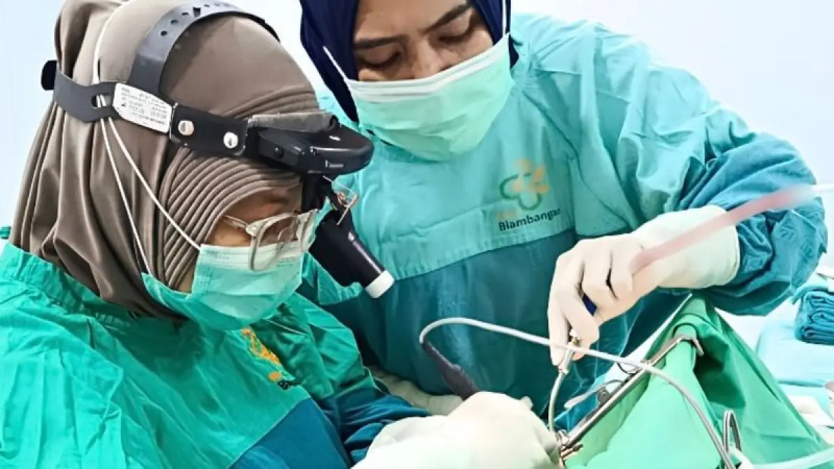 TINDAKAN: Komitmen dr Citra Dwi Novasti Sp THT KL berhasil MElakukan operasi Adenotonsilektomi.(Putri RSUD Blambangan untuk Raba)