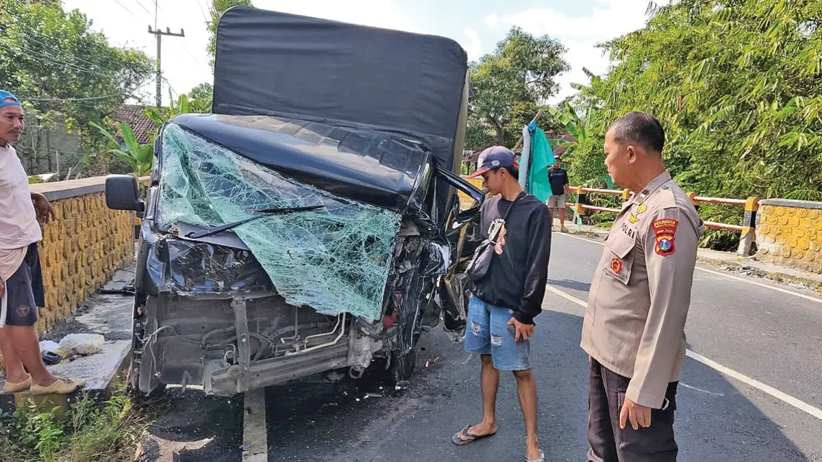 Anggota Polsek Siliragung saat melakukan mengecek lokasi dan kendaraan yang mengalami kecelakaan di Jalan Raya Desa Seneporejo, Kecamatan Siliragung, Rabu pagi (1/6). (Foto: AKP Heru Slamet Hariyanto)