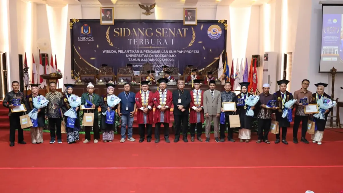 BERPRESTASI: Para wisudawan terbaik. (Unidsoe for Radar Banyuwangi)