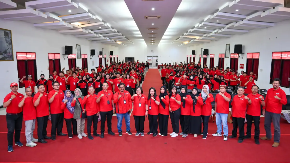 Jajaran Rektorat Untag Banyuwangi melepas 428 mahasiswa dari 11 program studi di auditorium setempat untuk mengikuti KKN, Rabu (1/7). (Ramada Kusuma/Radar Banyuwangi)