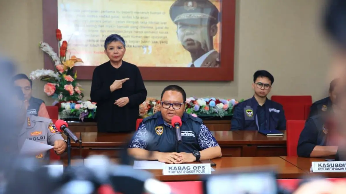 Kabag Ops Kortastipidkor Polri Kombes Pol. Ahmad Yusuf merilis empat tersangka kasus BBM Pertamina Patra Niaga. (Humas Polri)