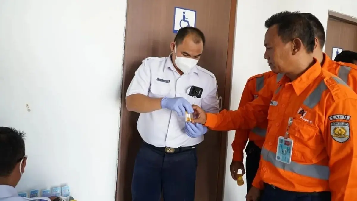 KAI Daop 4 Semarang menggelar tes urine mendadak kepada 28 Petugas Jaga Perlintasan untuk memastikan bebas narkoba dan alkohol. (Antara)