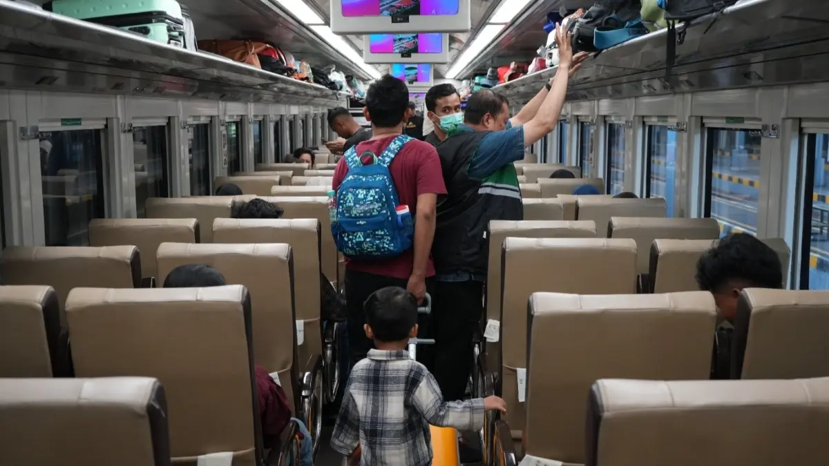 Lonjakan penumpang kereta api selama libur sekolah mendorong KAI Daop 8 Surabaya melayani 418.431 pelanggan, naik 21 persen dibanding hari biasa. (KAI)