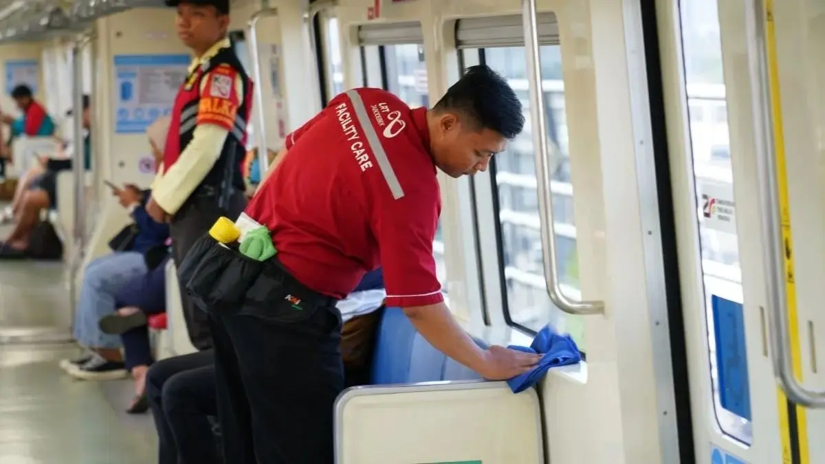 LRT Jabodebek menyiagakan 524 petugas kebersihan. (Antara)