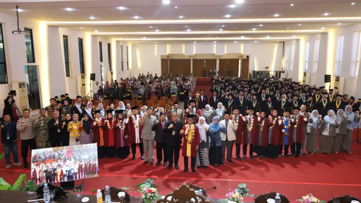 LULUS: 114 wisudawan Sidang Senat Terbuka I Unidsoe foto bersama para tamu undangan. (Unidsoe for Radar Banyuwangi)