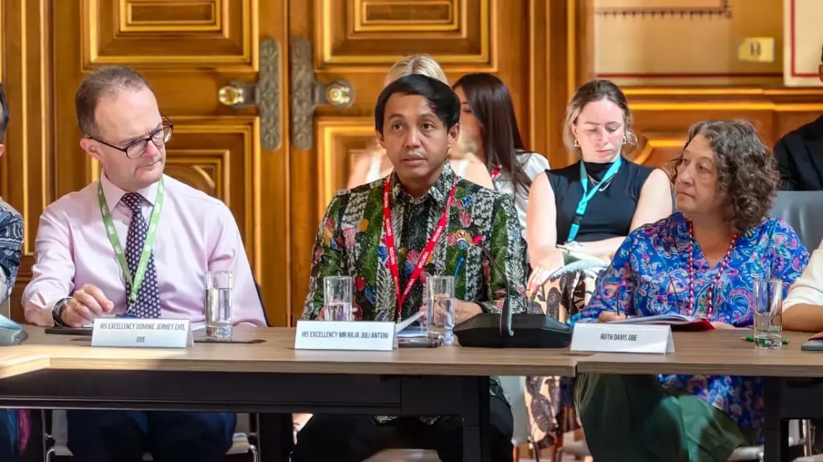 Menhut Raja Juli Antoni (tengah) dalam Roundtable Meeting dalam rangkaian London Climate Action Week 2026 di Inggris. (Kemenhut)