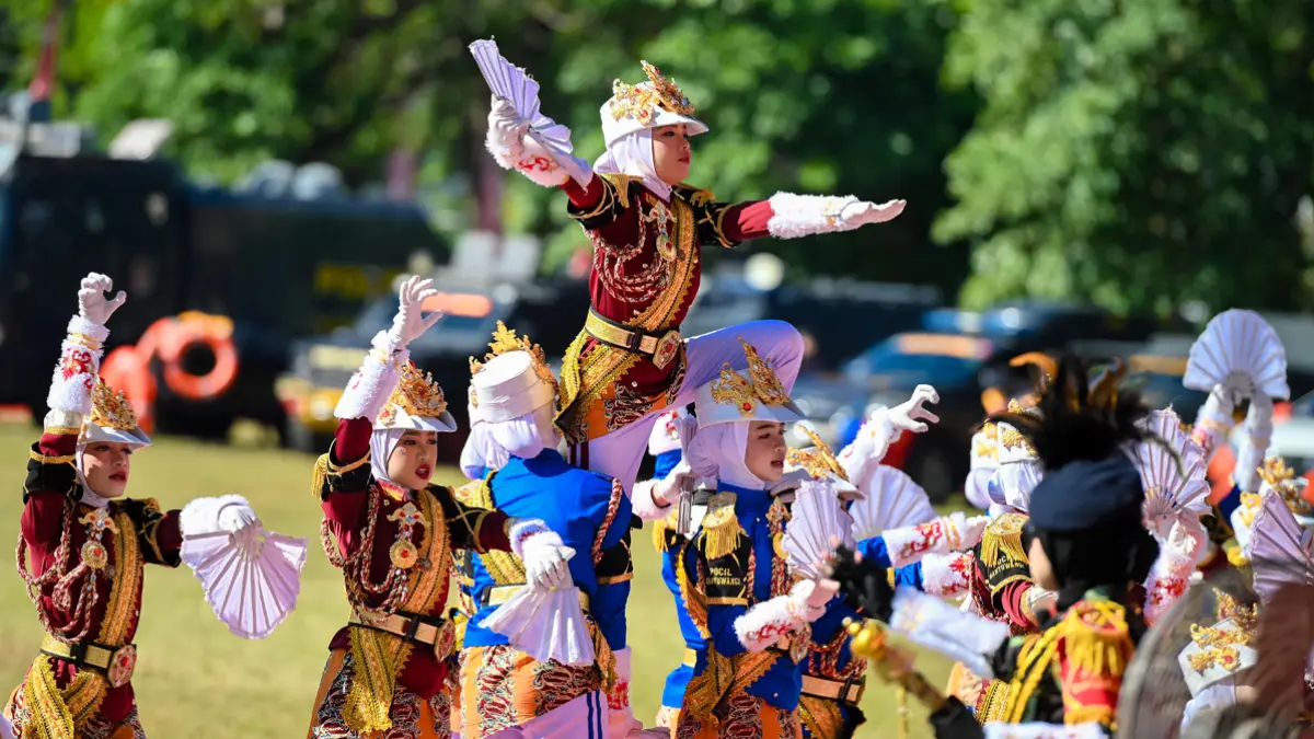 Polisi cilik (pocil) dari MI Islamiyah Rogojampi menampilkan atraksi yang mencerminkan semangat tertib berlalu lintas, Rabu (1/7). (Ramada Kusuma/Radar Banyuwangi)